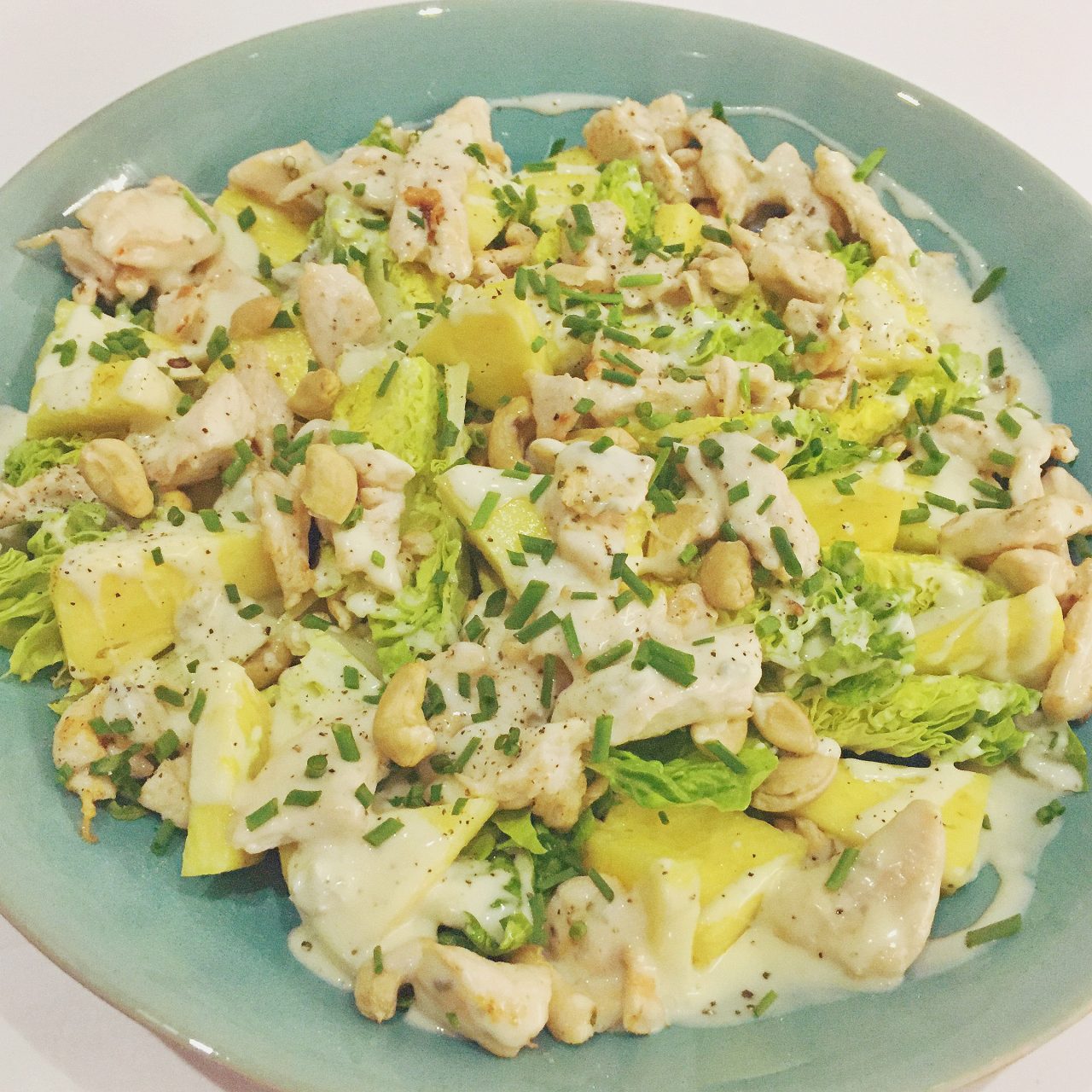 Salade met kip, ananas, cashewnoten en dressing van gorgonzola