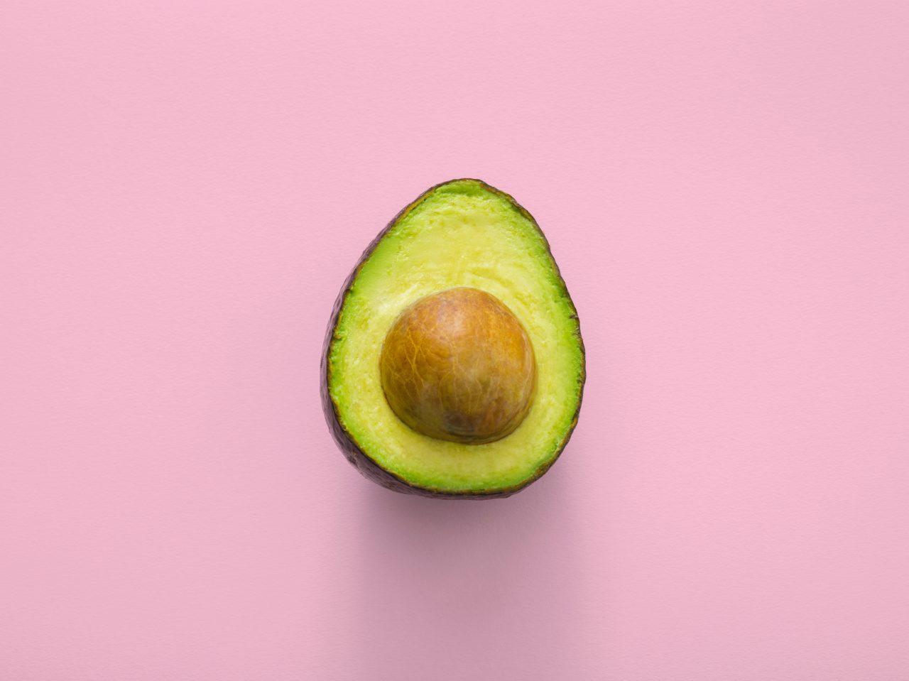 HOE BEWAAR JE BEST EEN HALVE AVOCADO