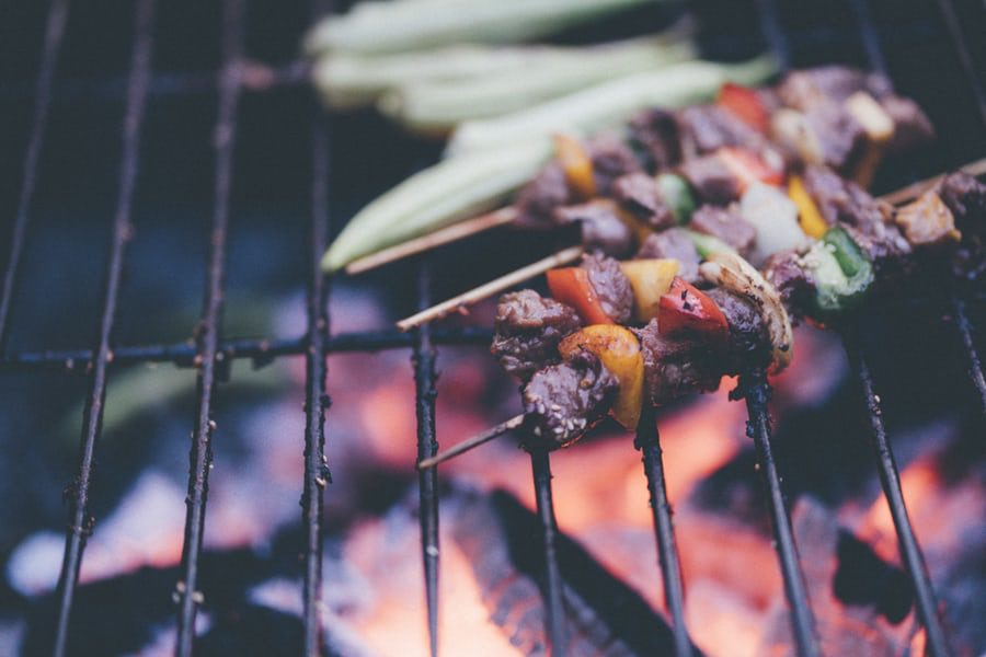 5 slimme trucjes om de grill van je BBQ proper te maken