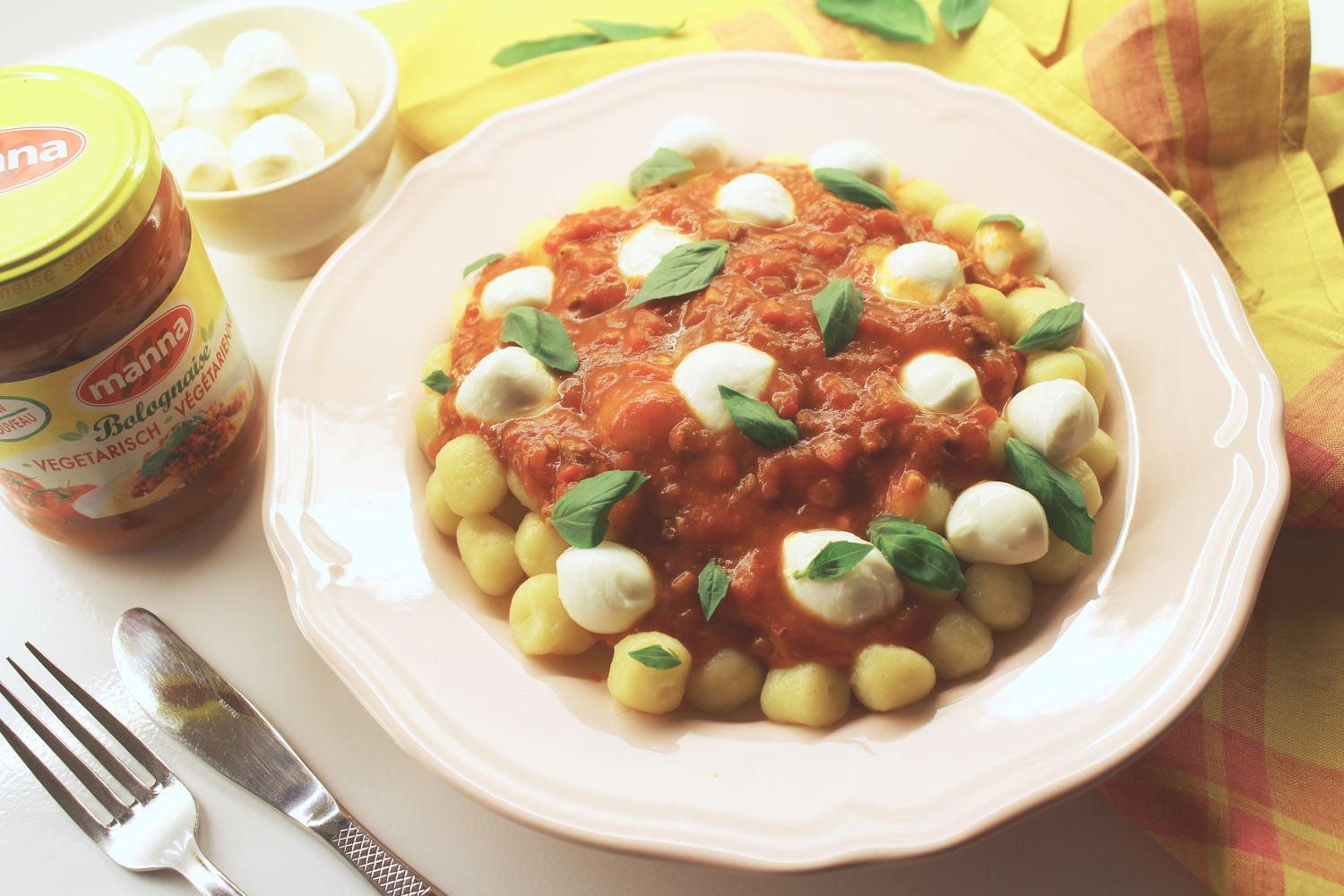 Gnocchi met vegetarische bolognaisesaus Manna, mozzarella en basilicum