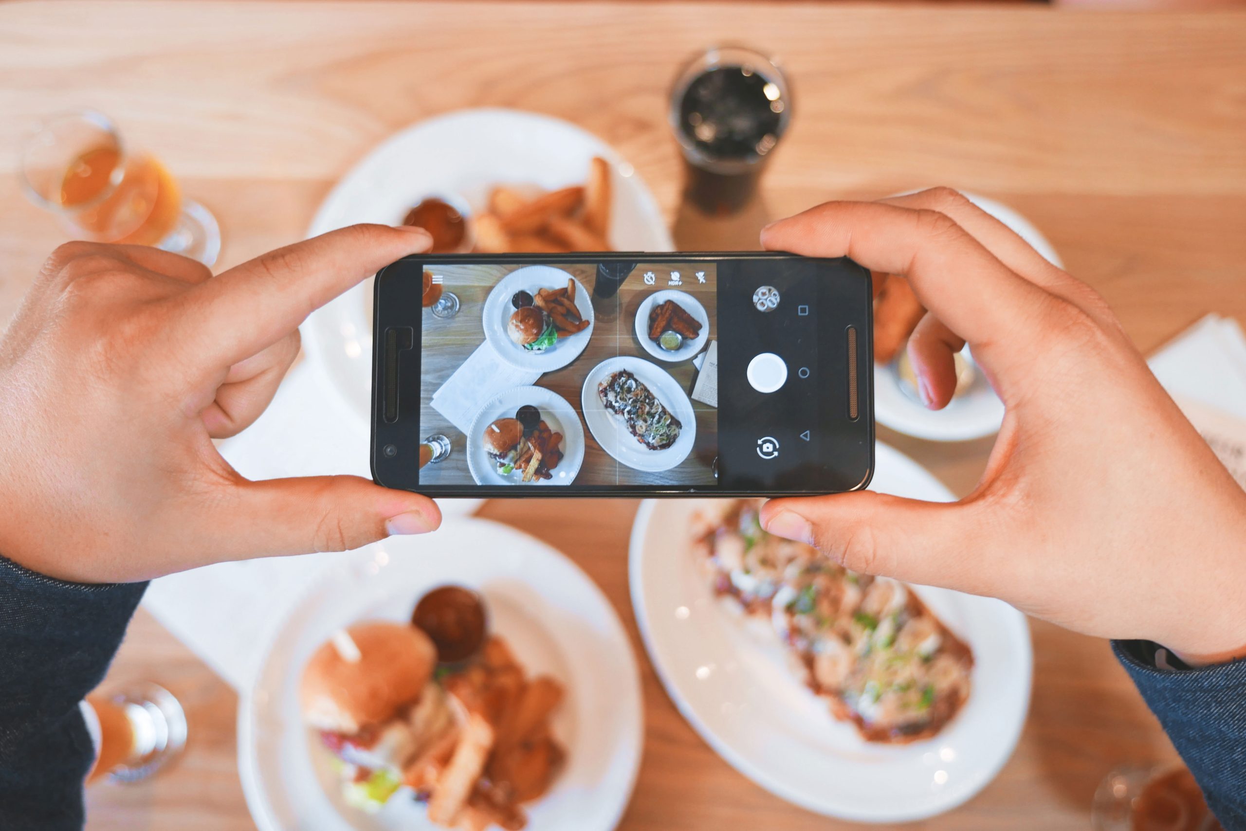 OK of niet? Een gastheer die eist dat de smartphones uitgaan tijdens etentje?