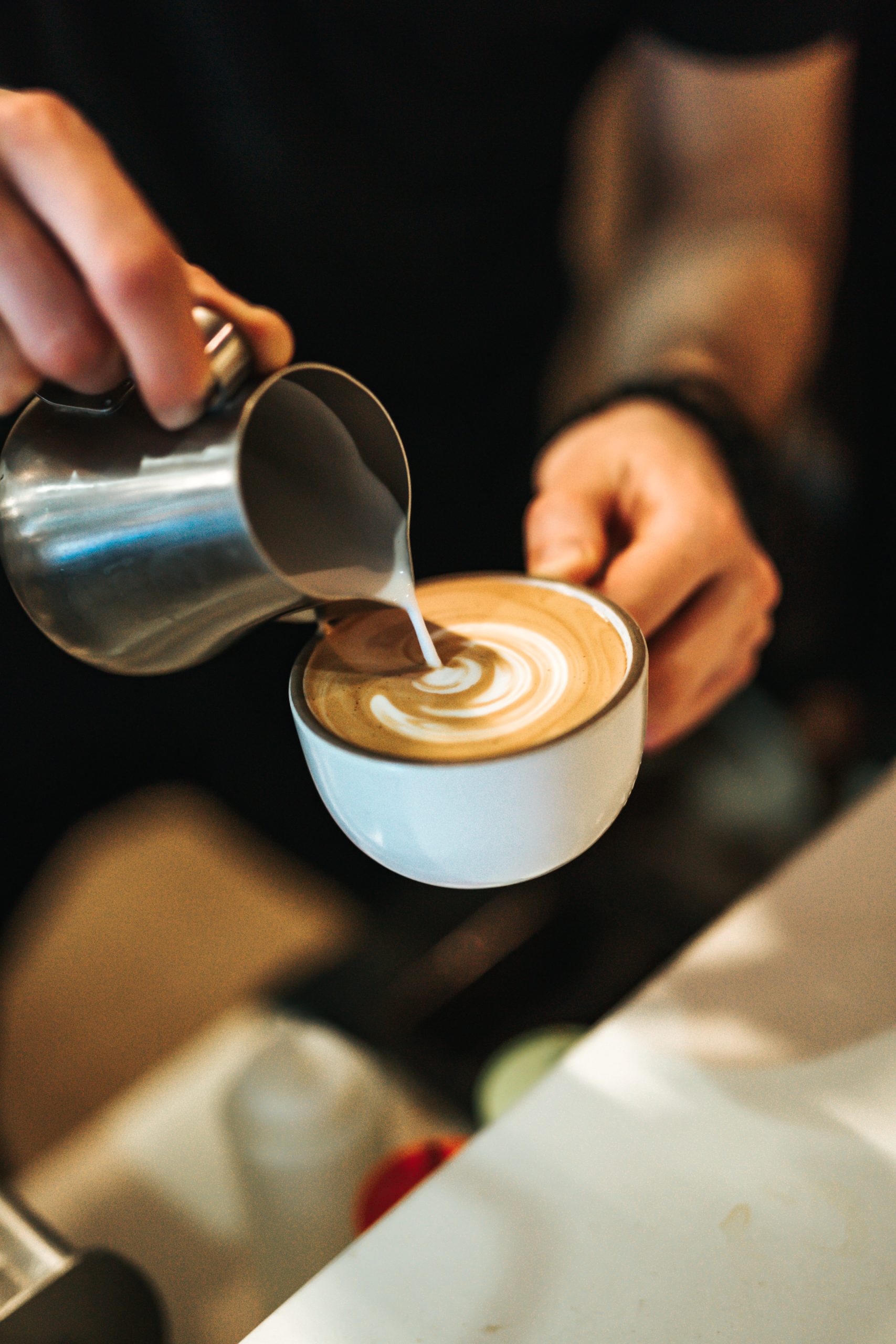 Een geniaal trucje om melk voor je cappuccino te schuimen!