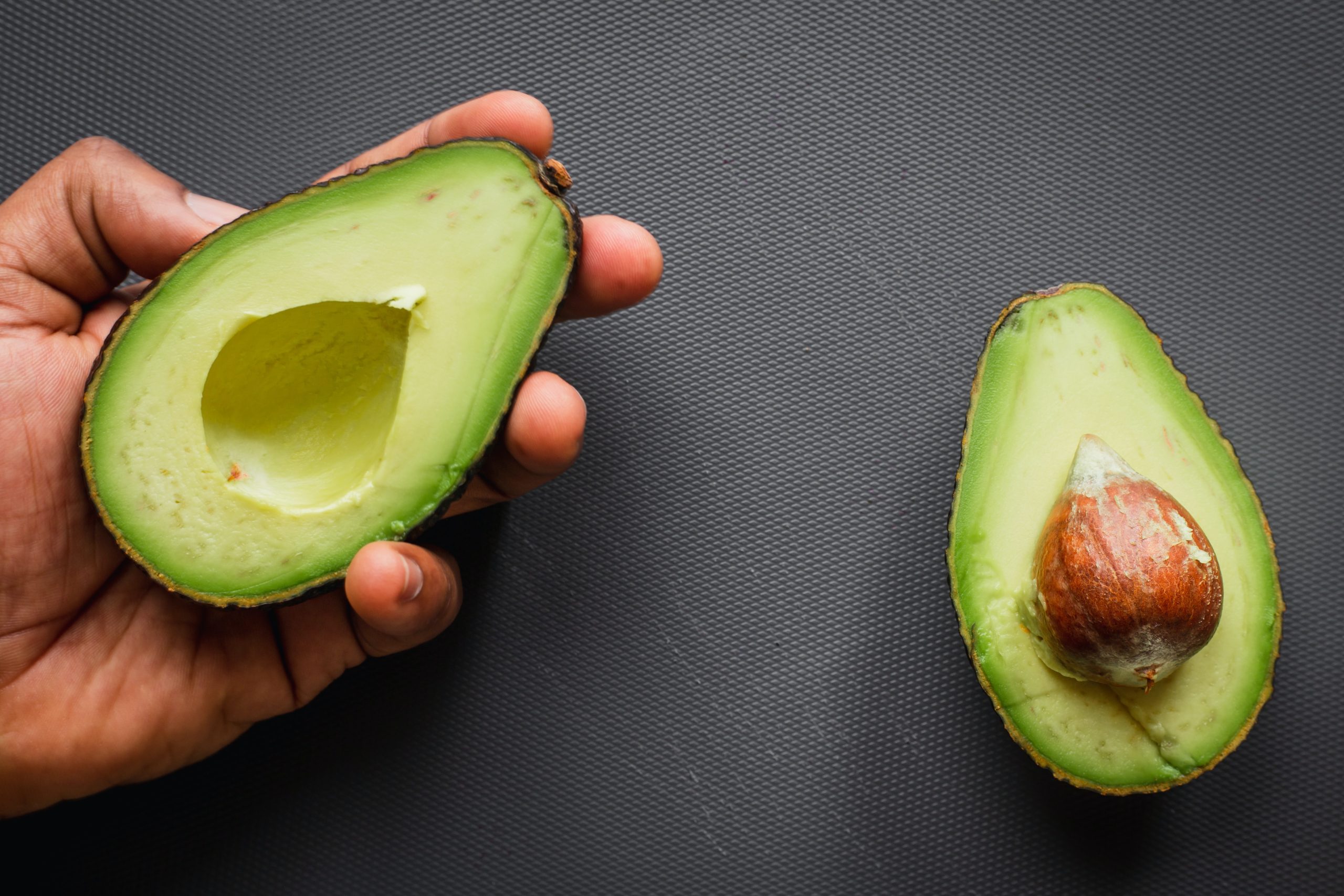 Zo maak je een harde avocado "rijp" in tien minuutjes