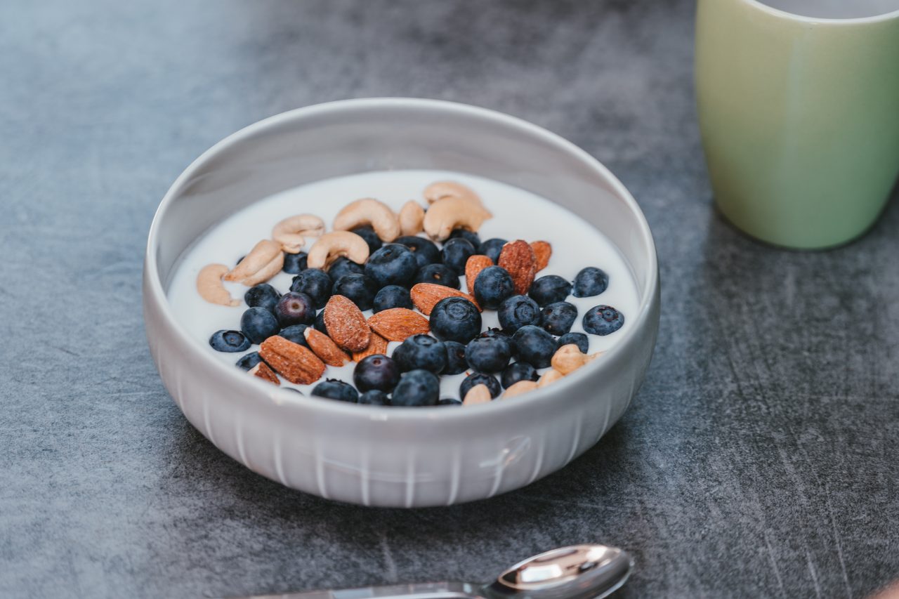 Drie trucs om te ontdekken of yoghurt die over tijd is nog eetbaar is