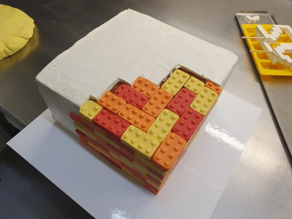 Zo werd de Lego verjaardagstaart voor Kürt Rogiers gemaakt