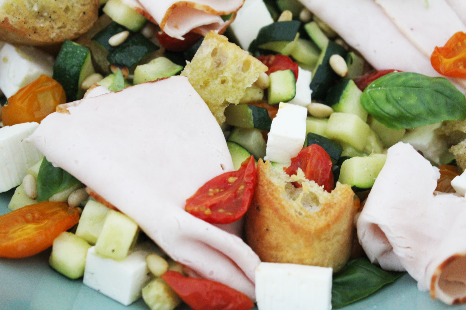 Lauwe salade met courgette, feta, tomaatjes, ciabatta en kipfilet van Aoste #collab