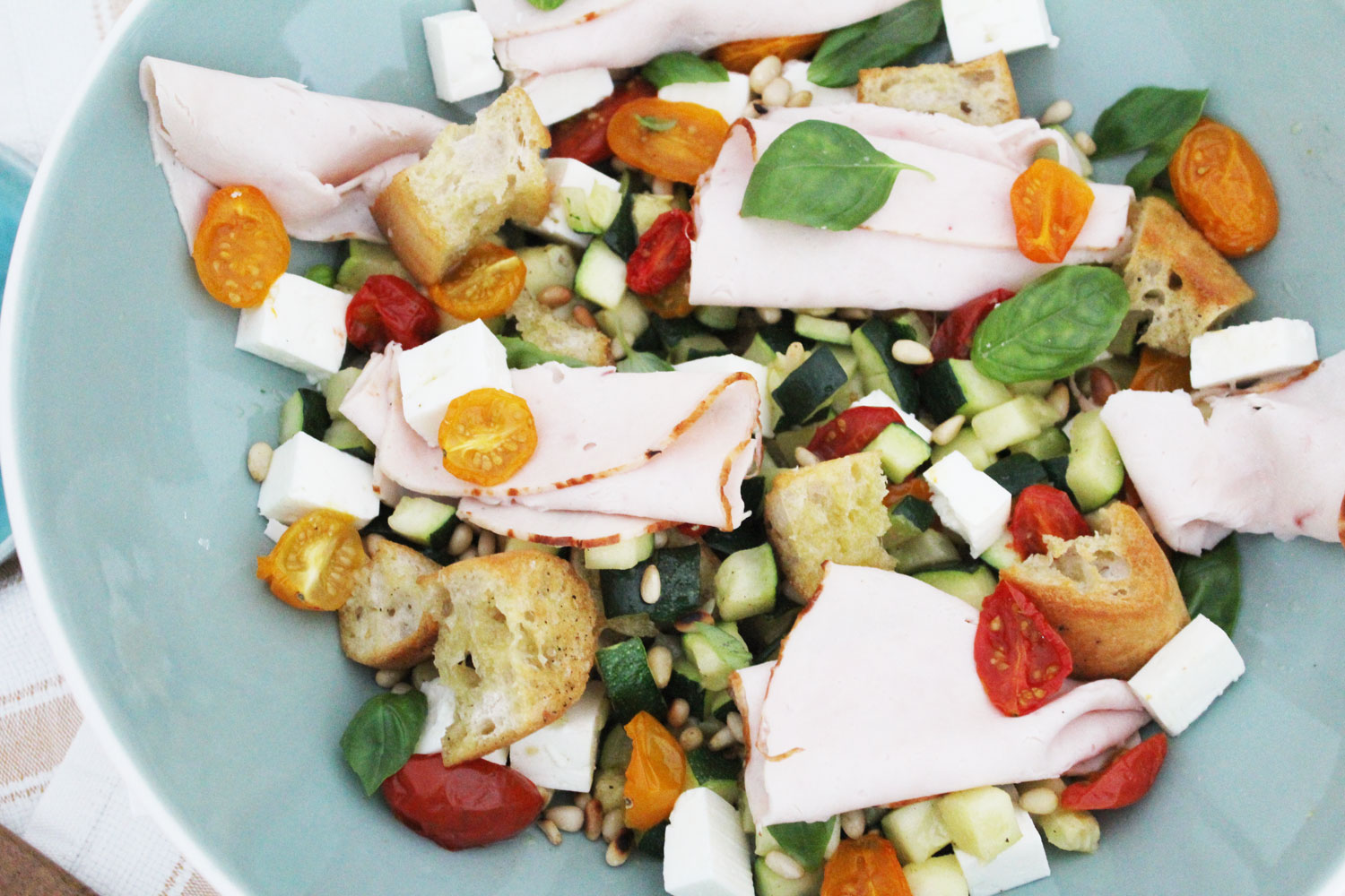 Lauwe salade met courgette, feta, tomaatjes, ciabatta en kipfilet van Aoste #collab
