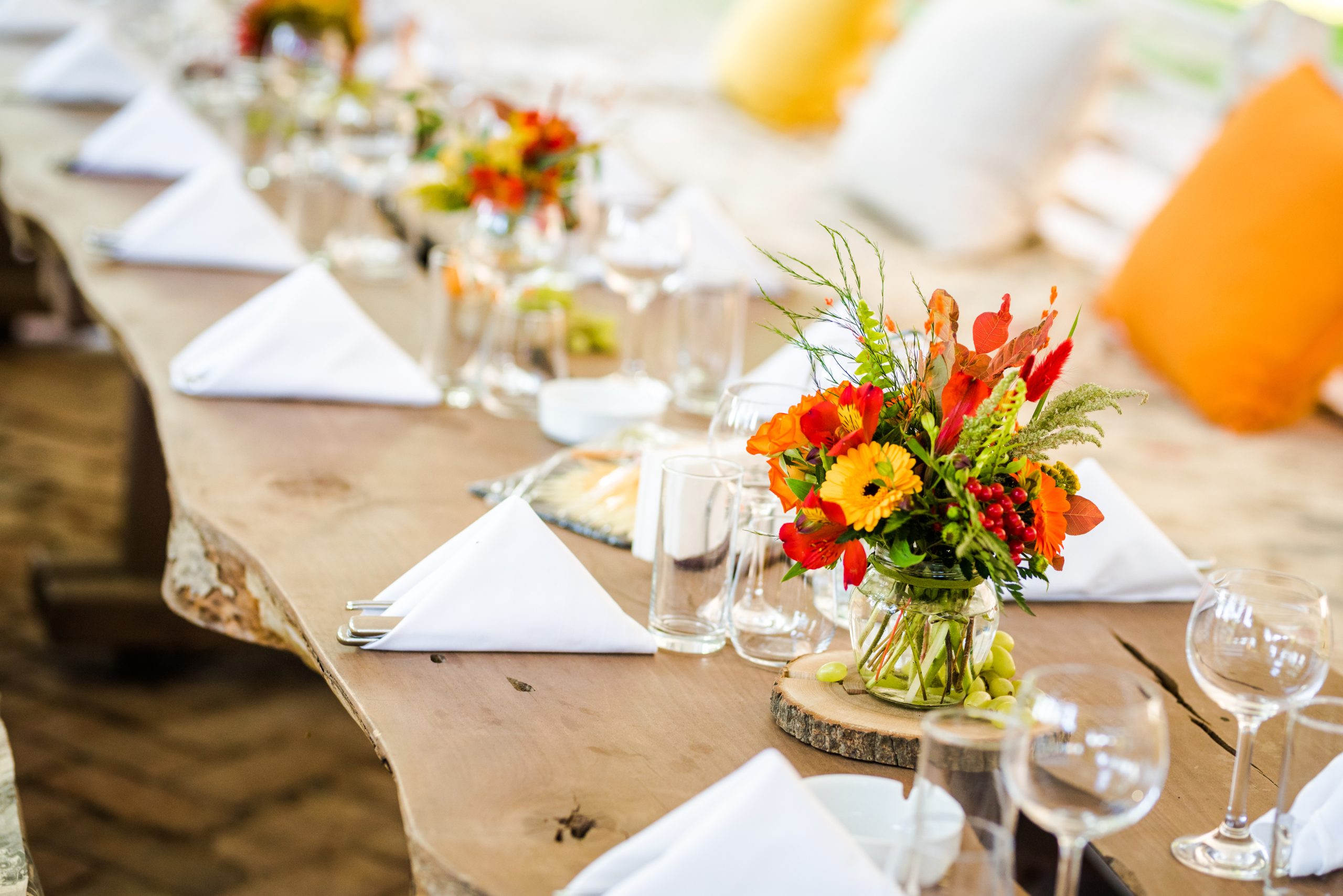 Hoe kun je bloemen op je feesttafel langer vers houden?